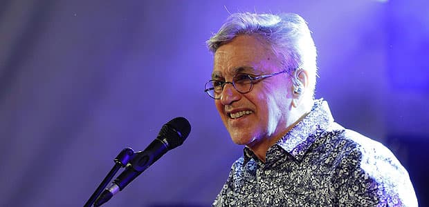 Chamado de pedófilo, Caetano Veloso processa MBL e Alexandre Frota