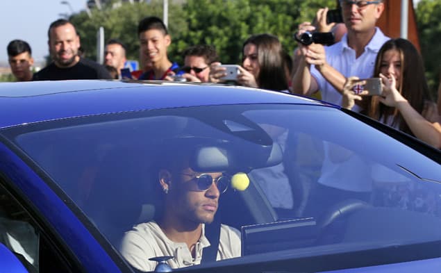 Neymar não treina nesta quarta e se despede dos jogadores do Barcelona