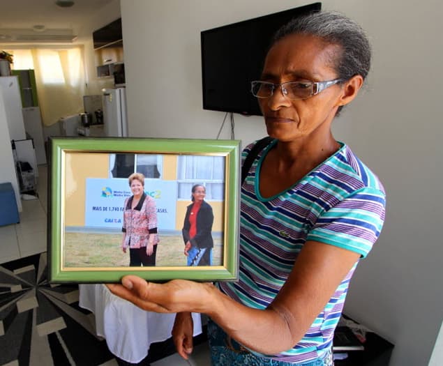 Minha Casa Minha Vida: Moradora que posou com Dilma passa a ser visada por ladrões