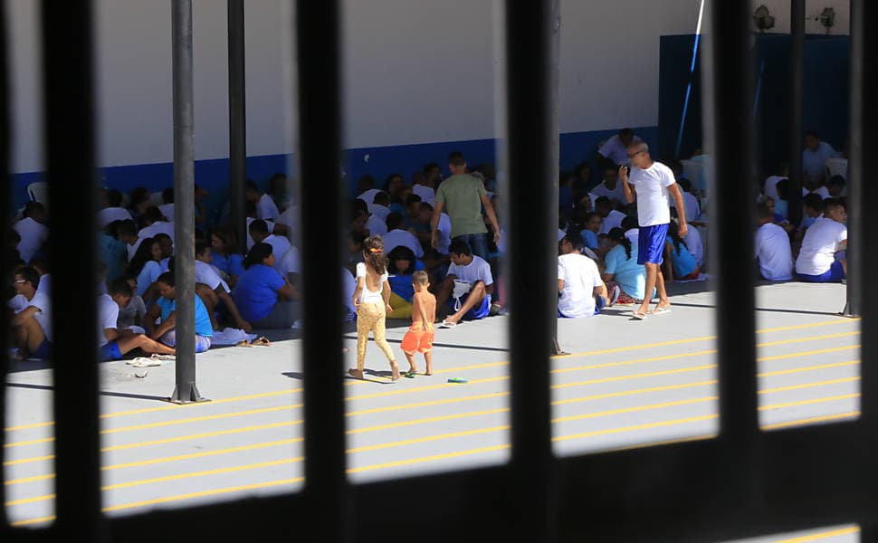 FOTO: Sete meses após massacre, Alcaçuz recebe crianças pela primeira vez