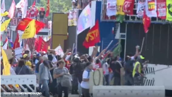 FOTOS - Protesto contra Temer e reformas em Brasília: confrontos com a polícia e vandalismo
