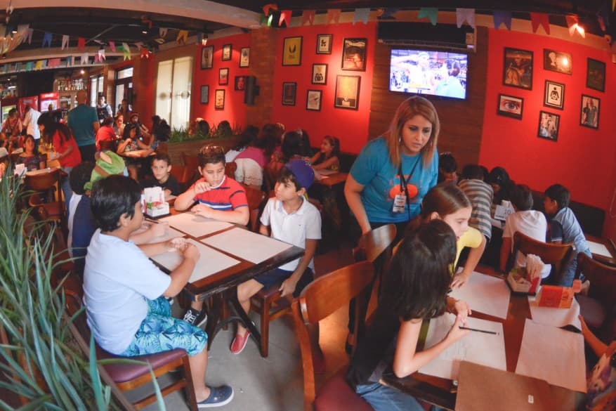 Freddys recebe alunos para aula prática de inglês