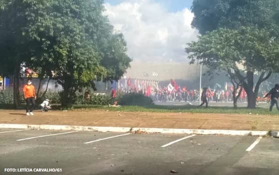 FOTOS: Manifestantes protestam em Brasília pela renúncia de Temer e contra reformas, e entram em confronto com forças policiais