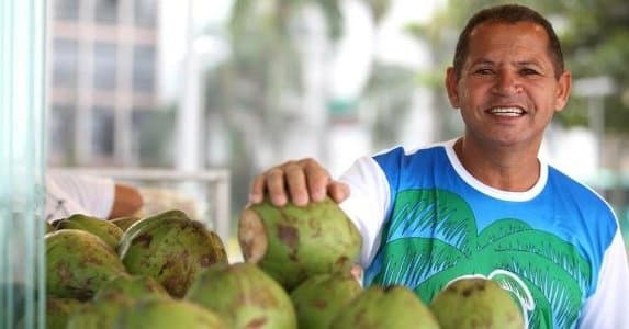 Nordestino formou duas filhas e comprou quatro apartamentos vendendo coco na praia