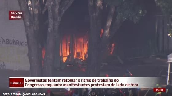 FOTOS: Manifestantes em Brasília põem fogo em área interna do Ministério da Agricultura, e depredam Ministério do Turismo