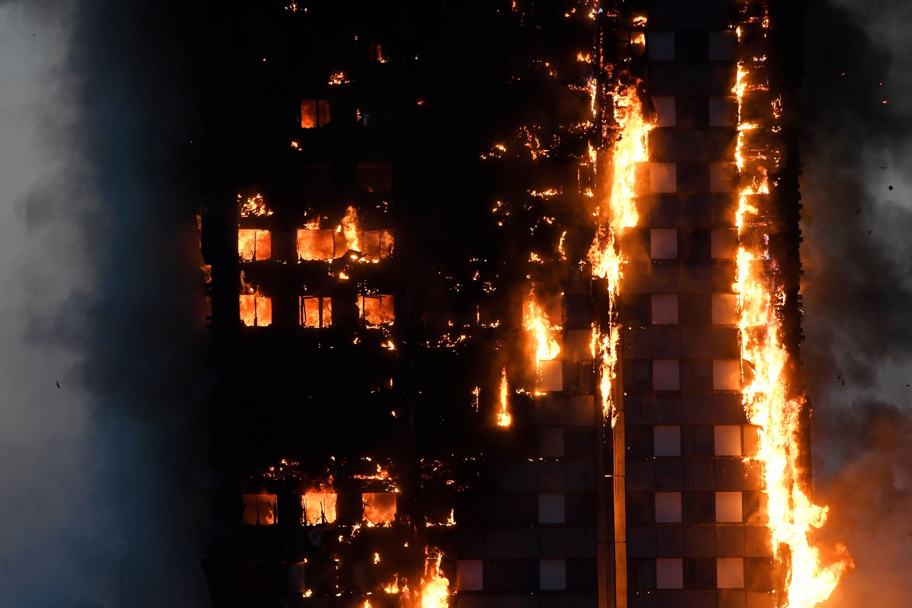 FOTO: Grande incêndio atinge prédio residencial e deixa mortos em Londres