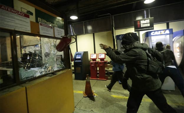 Traduza-se black bloc para português: bandido