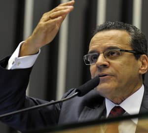 Congresso "faz de conta" e Henrique desabafa