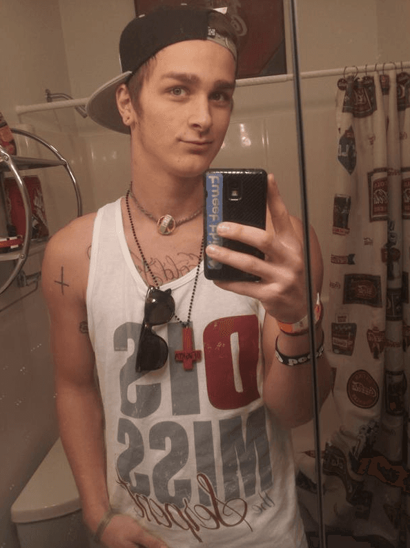 Funcionário é demitido por publicar foto na web urinando em lanche
