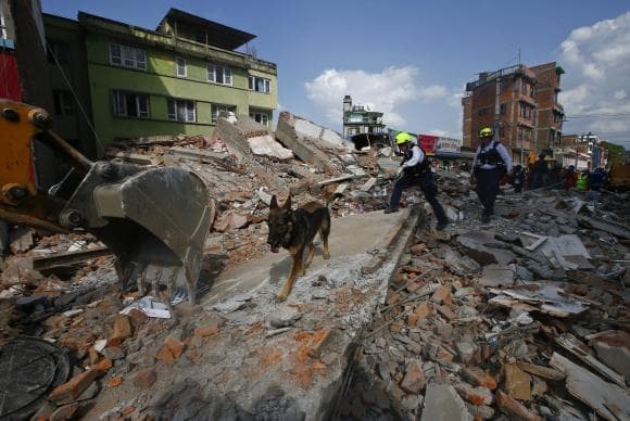 DESESPERO SEM FIM: Terremoto de magnitude 7.3 atinge o Nepal