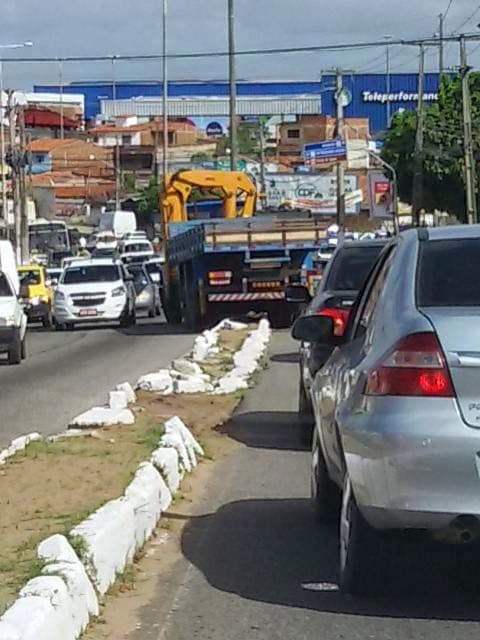 FOTO: Para evitar acidente maior, motorista joga caminhão "sem freios" sobre canteiro central na Av. João Medeiros Filho