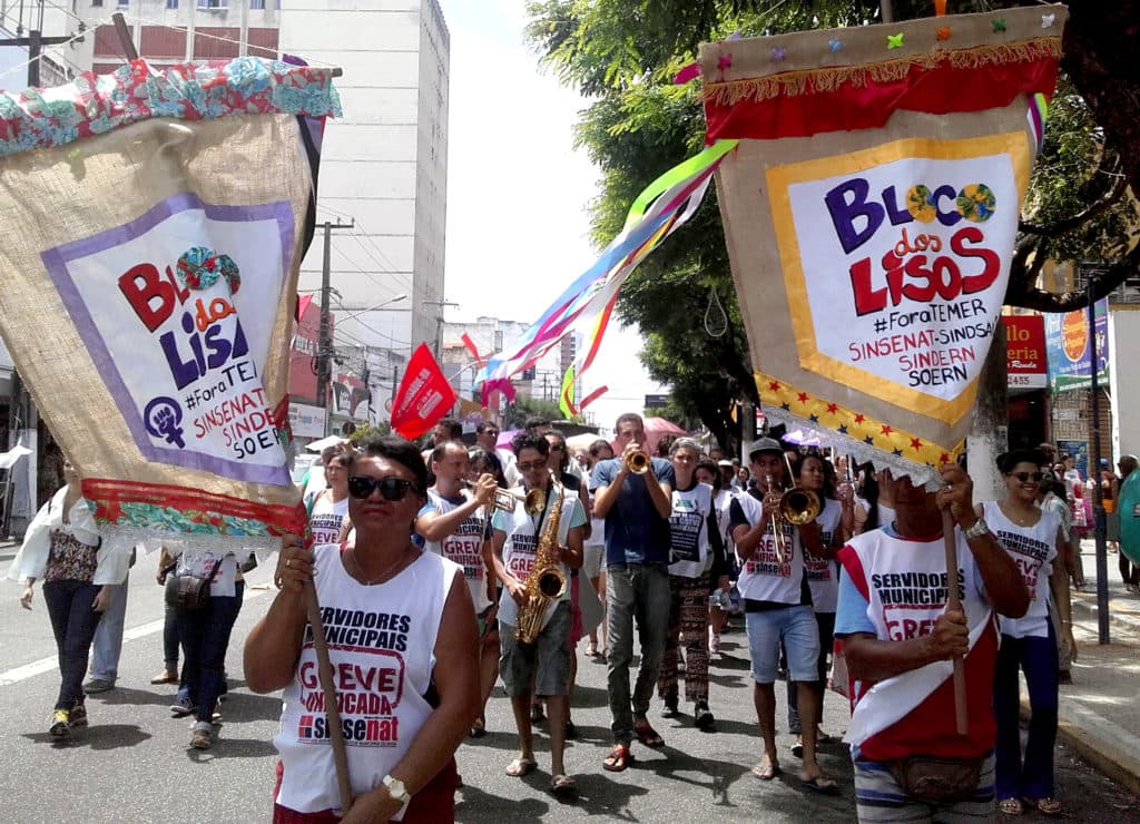 FOTOS: Sem salário, servidores de Natal voltam a desfilar com o ‘Bloco dos Lisos’