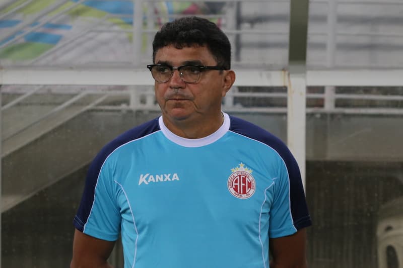 Técnico do América Flávio Araújo: "O momento agora é de ser guerreiro pra gente conseguir uma reação"