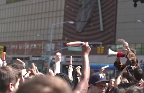 FOTO E VÍDEO: Nova York tem distribuição de 4 mil brinquedos sexuais na ‘Batalha dos Vibradores'