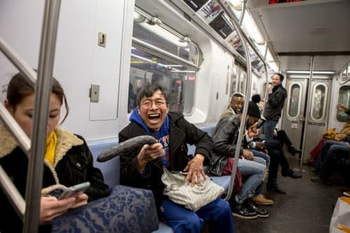 QUANDO A GENTE PENSA QUE JÁ VIU DE TUDO (FOTO): Homem usa vibrador enorme para atormentar passageiros em metrô