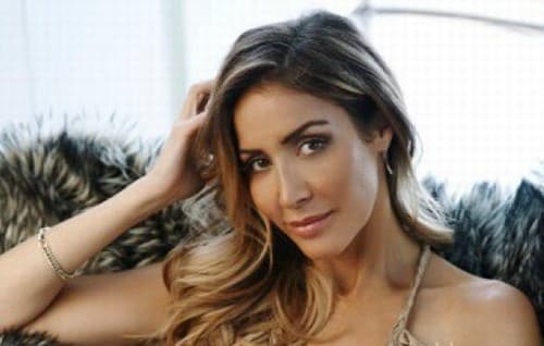 FOTO: Jornalista abandona a carreira e faz fortuna como prostituta de luxo