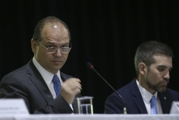 Ministro diz que Mais Médicos tem bolsistas provisórios, mas efeito é permanente