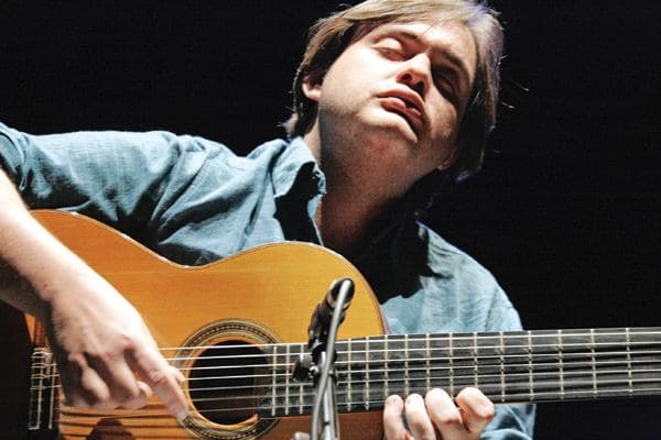 Ponta Negra vira palco para show gratuito de Yamandu Costa neste sábado
