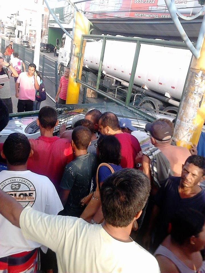FOTO: Carro desgovernado colide contra parada na av. Bernardo Vieira; um ferido em estado grave