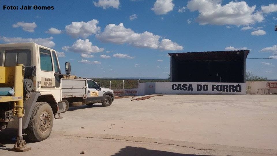 FOTOS: Máquina do DNOCS é flagrada perfurando poço na casa de Secretário Municipal de Felipe Guerra