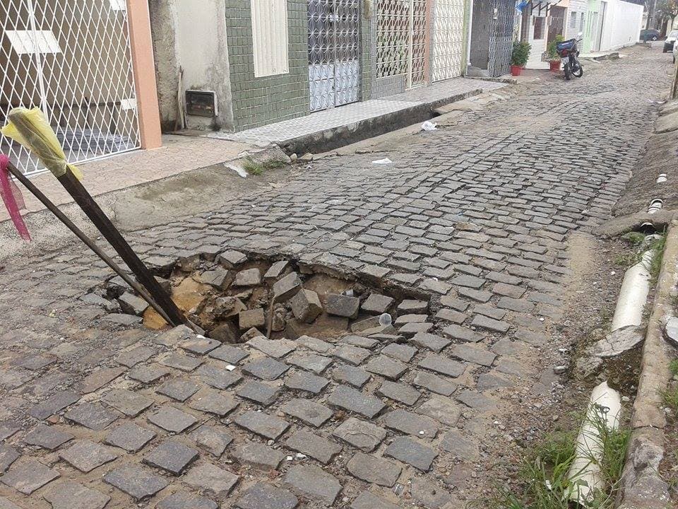 FOTOS: Buraco em travessa no Alecrim prejudica tráfego de veículos