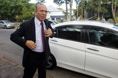 Aposentadoria média de políticos é 7,5 vezes superior à média do INSS