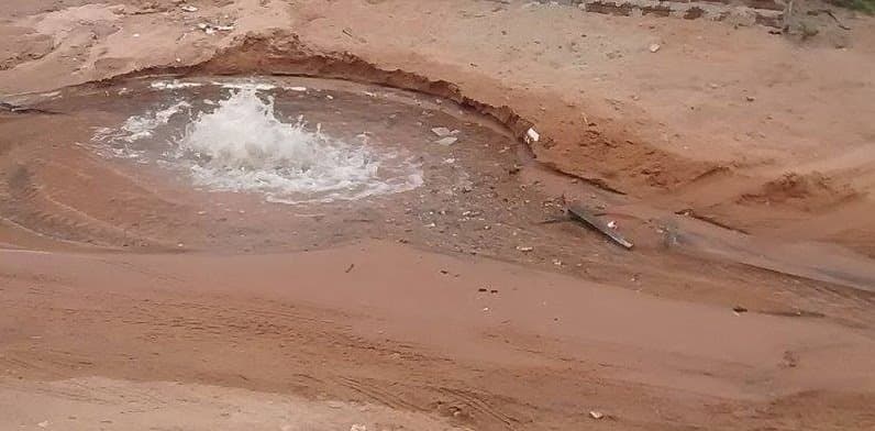 FOTO: Água jorra há 3 dias em rua de Ponta Negra; moradores clamam por providência da CAERN