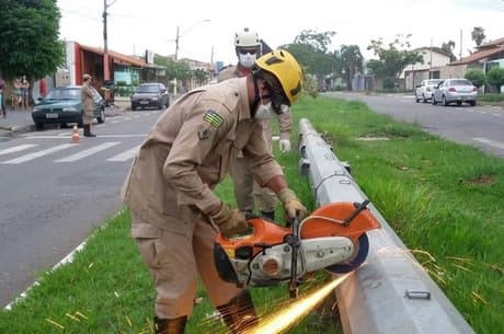 FOTO: Polícia de Goiás identifica corpo encontrado dentro de poste