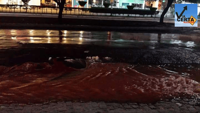 FOTOS: Tubulação estoura e asfalto cede na Avenida Engenheiro Roberto Freire, na Zona Sul