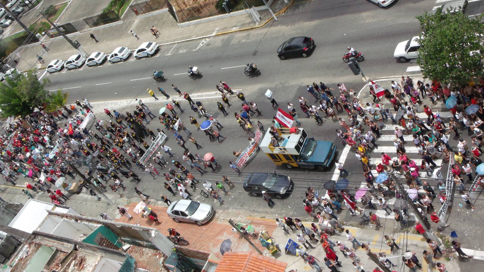 FOTOS: Protesto do funcionalismo estadual e contra PEC 241 reúne 2 mil no centro de Natal
