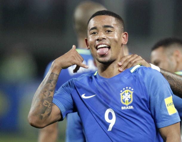 Seleção vence o PERU, iguala recorde de vitórias e praticamente garante vaga na Copa