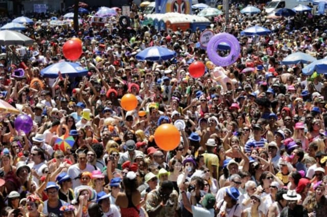 Marchinhas "Maria Sapatão", "O Teu Cabelo Não Nega", "Cabeleira do Zezé" e "Índio Quer Apito" começam a ser banidas de blocos de Carnaval do Rio