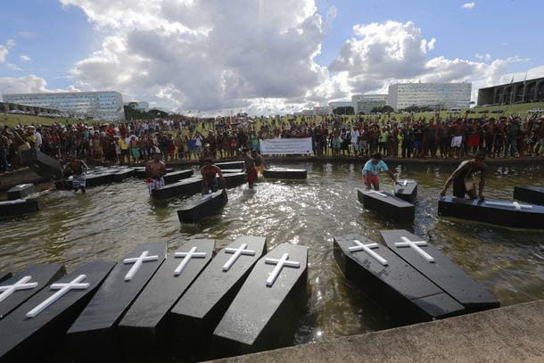 Polícia usa bombas para dispersar manifestação de índios em frente ao Congresso