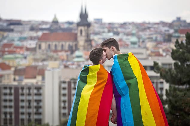 Países da União Europeia podem proibir homens gays de doar sangue, define corte