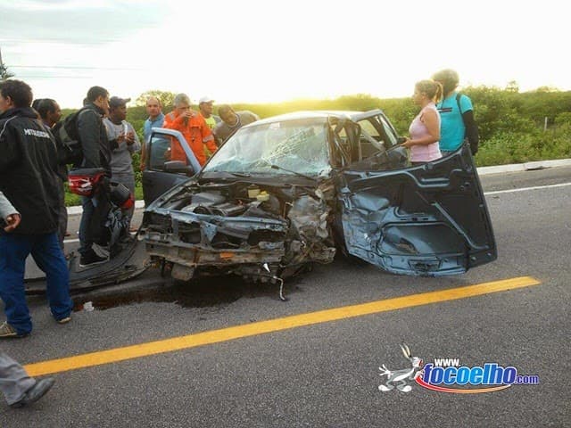 FOTOS: Carro bate de frente com caminhão e motorista morre na BR-304