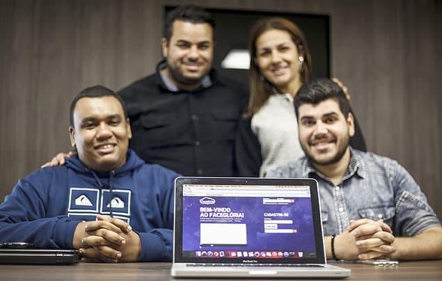 Evangélicos brasileiros criam rede social que proíbe palavrão e beijo gay