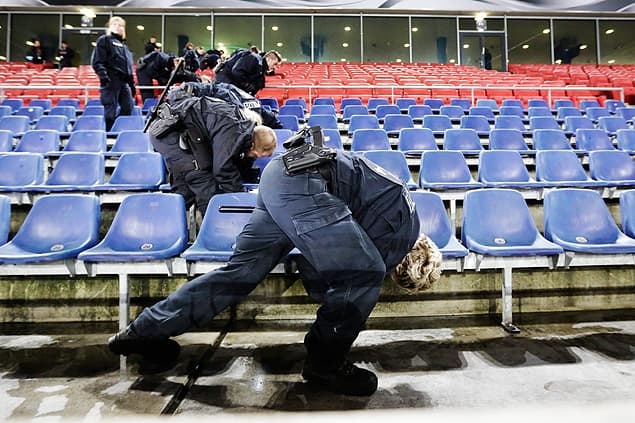 MEDO TOMOU CONTA - (FOTO): Polícia evacua estádio, e jogo entre Alemanha e Holanda é cancelado