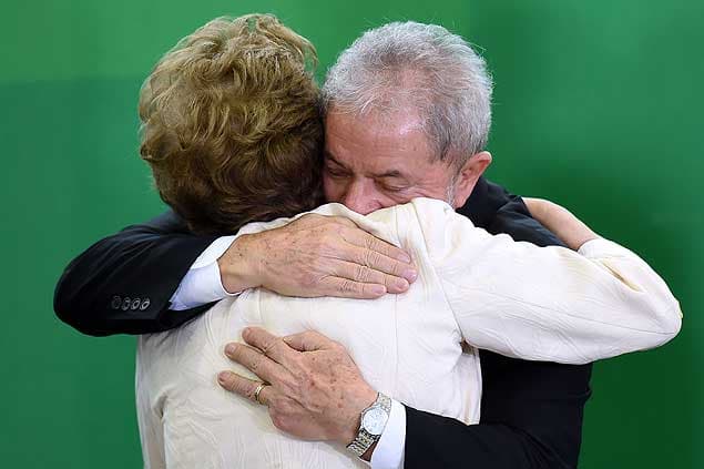 Aconselhada por Lula, Dilma desiste de descer rampa do Planalto