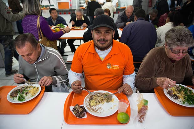Restaurante a R$ 1 vira opção até para quem não perdeu o emprego, destaca Folha de SP