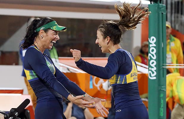 Com duas duplas na semi feminina, Brasil assegura medalha no vôlei de praia