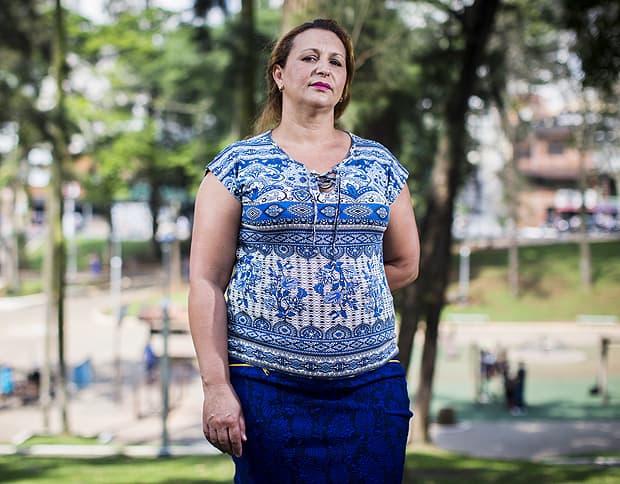 Crise leva pessoas com diploma a trabalhos como recepcionista e faxineiro