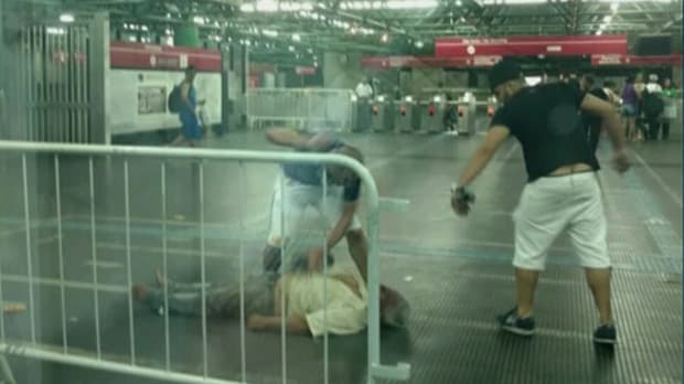 Homem defende gay e é espancado até a morte em estação do Metrô de SP