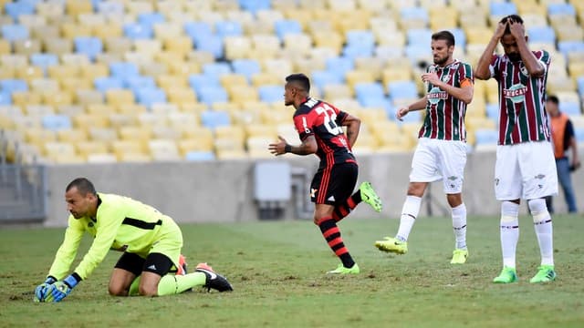 Fla joga mais, aproveita furada e sai na frente do Flu na final do Carioca 2017