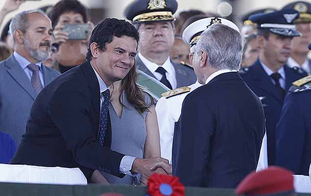 FOTO: Diante de Temer, Moro recebe medalha concedida pelo Exército