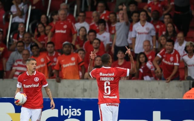 VÍDEO: Jogador do Internacional-RS se irrita com a torcida, surta e é expulso de campo; ainda pediu "demissão"