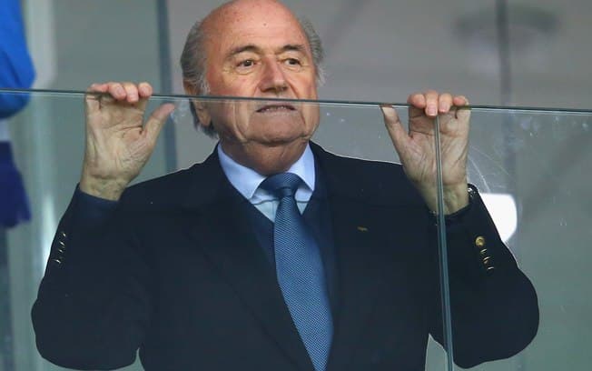 Blatter renuncia à presidência da Fifa após escândalos e convoca novas eleições