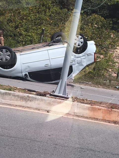 FOTO: Capotamento registrado no fim da manhã desta quarta na Via Costeira