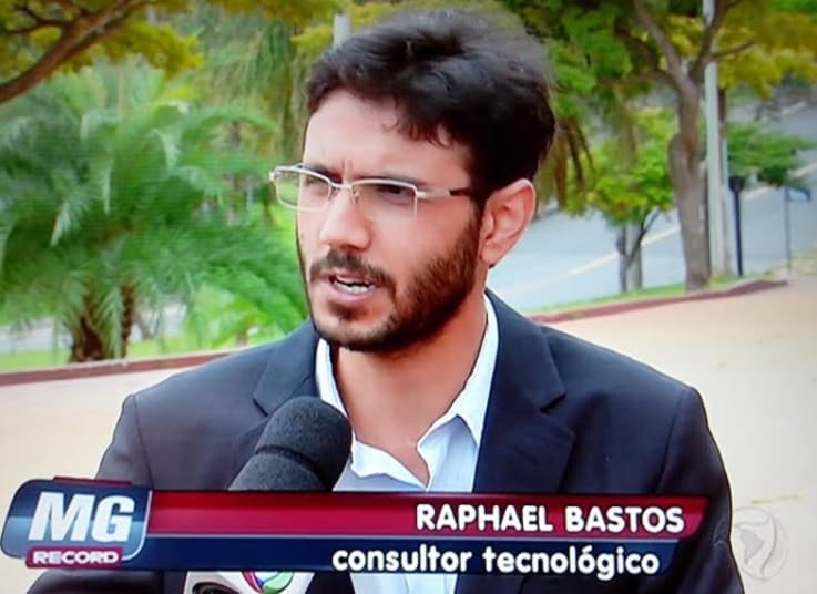 FOTOS: Brasileiro implanta chip na mão para ficar "livre" das senhas