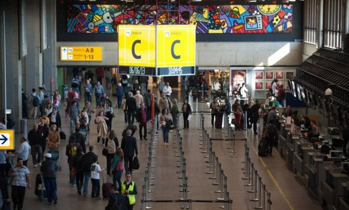 Pilotos e comissários prometem greve em 12 aeroportos nesta quarta-feira