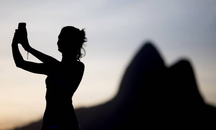 Mulheres jovens gastam cinco horas por semana tirando selfies, diz pesquisa